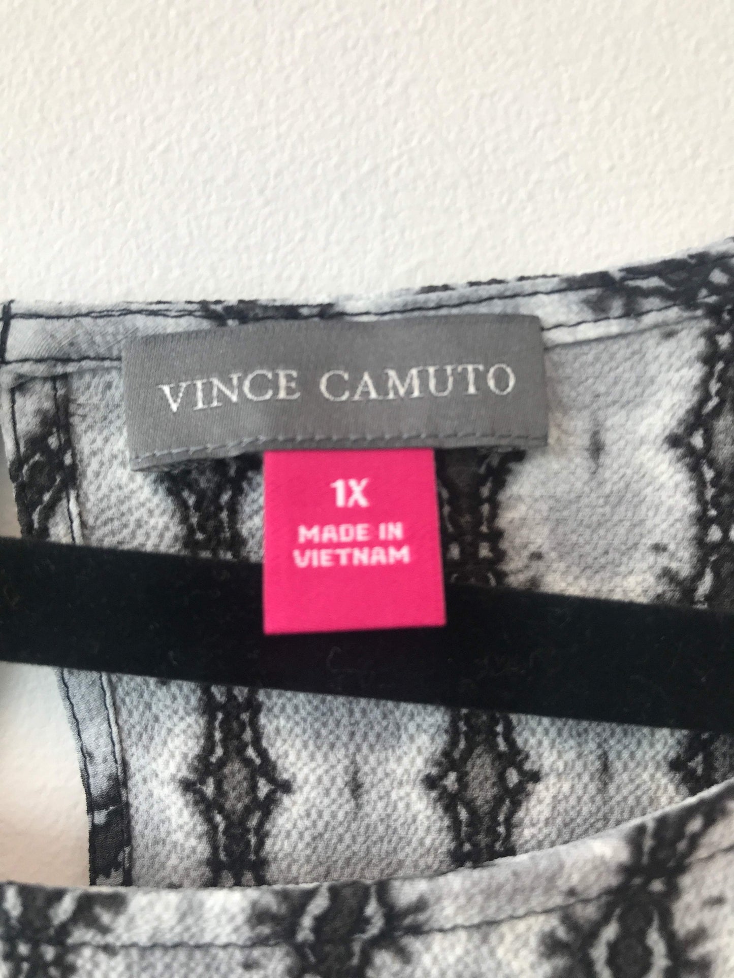 Vince Camuto Size 1X Grey/Black Abstract print Tank Blouse NWT!