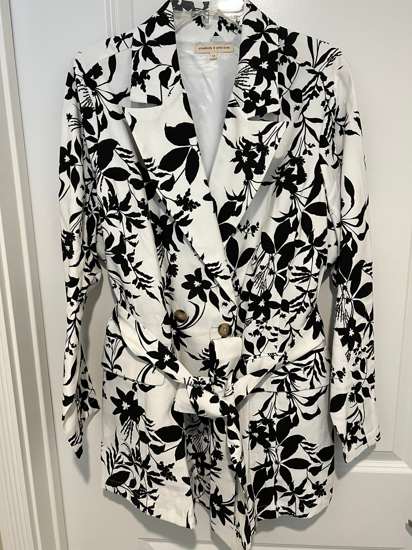 Standards & Practices Black & White Floral Print Jacket 1XL
